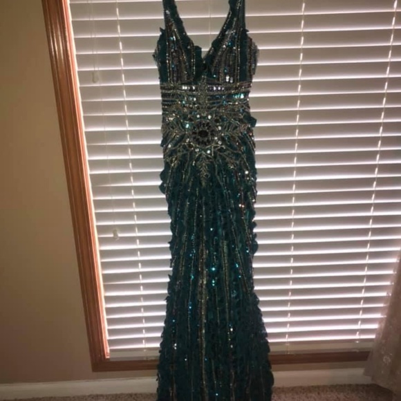 Formal dress - Picture 2 of 2
